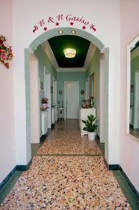 a hallway with an arch with writing on it at B&B Gasiso in Monfalcone