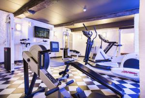 een fitnessruimte met loopbanden en machines in een kamer bij Hotel Navarra Brugge in Brugge