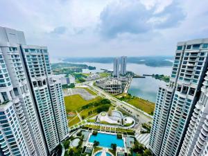 uma vista aérea de uma cidade com edifícios altos em Teega Suites by Antlerzone em Nusajaya