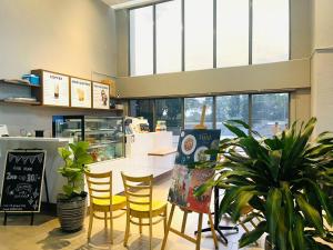 Una cocina o zona de cocina en Teega Suites by Antlerzone 12 fotos más