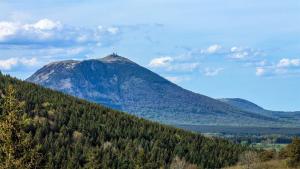 Pemandangan umum gunung atau pemandangan gunung yang diambil dari hotel