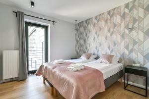 格地尼亞的住宿－LTC - Apartments Art Deco Śródmieście，一间卧室配有一张床,上面有两条毛巾