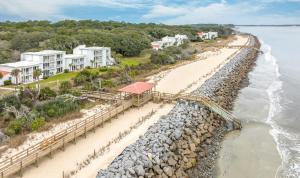 una vista aérea de una playa con casas y un muelle en Villas by the Sea Resort & Conference Center, en Jekyll Island