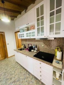 a kitchen with white cabinets and a counter top at Paço Marmòris Field in Sintra