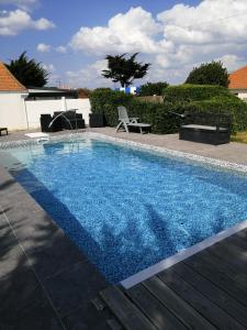 - une piscine d'eau bleue dans la cour dans l'établissement La Pecherie, à La Plaine-sur-Mer