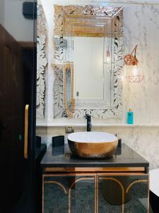 uma casa de banho com um lavatório e um espelho em Paço Marmòris Field em Sintra