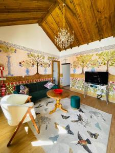 uma sala de estar com um sofá e uma mesa em Paço Marmòris Field em Sintra