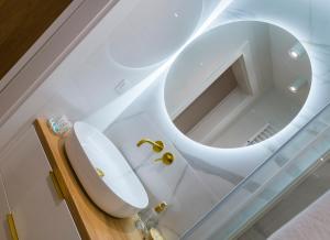 W łazience znajduje się umywalka i lustro. w obiekcie Apartamenty nad Zalewem ARKADIA w Suwałkach w mieście Suwałki