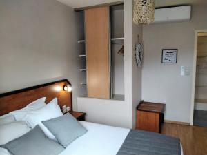 Afbeelding uit fotogalerij van Hotel Restaurant La Traverse in Cénac-et-Saint-Julien