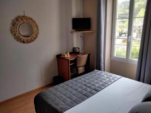 Afbeelding uit fotogalerij van Hotel Restaurant La Traverse in Cénac-et-Saint-Julien