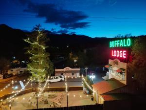 Un árbol de Navidad en medio de un pueblo por la noche en Buffalo Lodge Bicycle Resort - Amazing access to local trails & the Garden en Colorado Springs