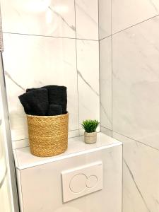 a bathroom with a basket of towels on a shelf at Studio à deux pas de la mer in Nice