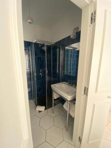 La salle de bains est pourvue d'un lavabo et d'une douche. dans l'établissement CASA ELISA, à Capri