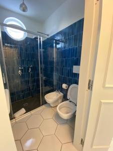La salle de bains est pourvue d'une douche et de toilettes. dans l'établissement CASA ELISA, à Capri