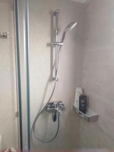W łazience znajduje się prysznic ze szklanymi drzwiami. w obiekcie aris sweet home 2 w Atenach