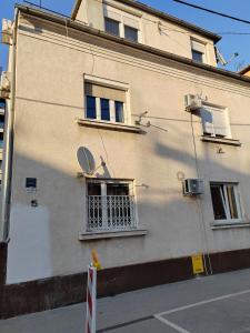 - un bâtiment avec deux fenêtres et un satellite dans l'établissement S15 Studio Apartment FREE PARKING, à Zagreb