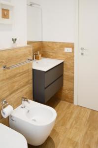 ein Badezimmer mit einem weißen Waschbecken und einem Spiegel in der Unterkunft Regina Apartment in Pescara