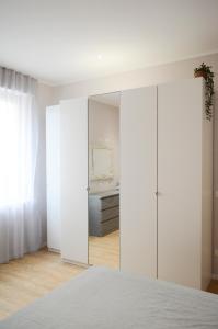 um quarto com um grande armário branco com um espelho em Regina Apartment em Pescara