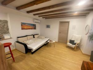 ein Schlafzimmer mit einem Bett und einem Stuhl darin in der Unterkunft DAN in Rijeka