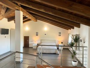 1 dormitorio con 1 cama en una habitación con techos de madera en Il Girasole Apartments, en Treiso