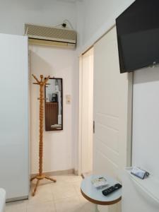 Televízia a/alebo spoločenská miestnosť v ubytovaní Cozy Studio