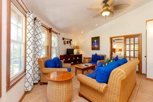 een woonkamer met stoelen, een bank en een tafel bij White Sands Cove in San Pedro