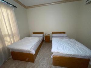 2 aparte bedden in een kamer met een raam bij Sunny lakes resort in Sharm El Sheikh