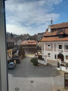 een raam met uitzicht op een straat bij Apartments Kájovská 63 in Český Krumlov