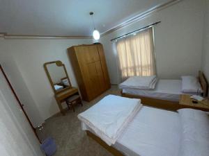 Een bed of bedden in een kamer bij Sunny lakes resort
