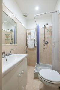 y baño con aseo, lavabo y ducha. en Elle Cavour Apartment en Roma
