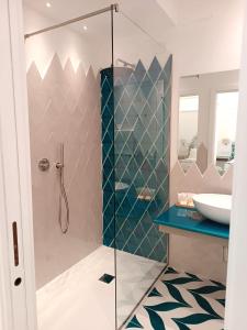 a bathroom with a shower and a sink at Hotel Il Gabbiano in Positano