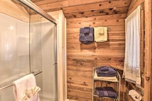 ein Badezimmer mit Holzwänden, einer Dusche und Handtüchern in der Unterkunft half Mi to Dtwn Suttons Bay! Lakefront Cottage in Suttons Bay + 20 Fotos