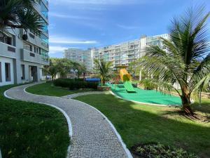 un parque con parque infantil con tobogán en Apto de frente para a praia com vista pra lagoa en Río de Janeiro