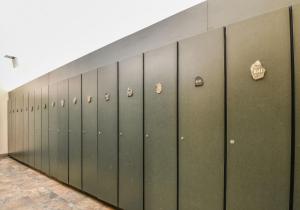 een rij groene kluisjes in een sportschool bij Arapahoe Lodge 8116 in Keystone