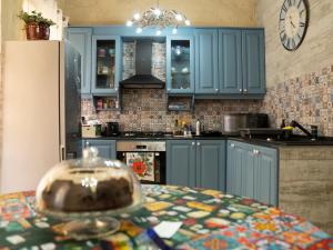 Η κουζίνα ή μικρή κουζίνα στο Birgu Square Townhouse, Rooftop & 3 Bathrooms