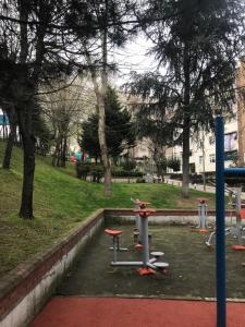 - une aire de jeux avec des tables et des tabourets dans un parc dans l'établissement Otel konforunda sıte ıcı guvenlıklı studyo daıre, à Istanbul