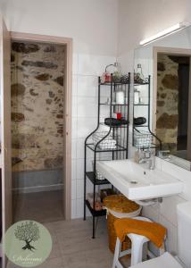 een badkamer met een wastafel en een spiegel bij DOLONAS Cosy House 