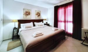 ペッツェ・ディ・グレーコにあるDimora di Luceのベッドルーム1室(大型ベッド1台、タオル付)
