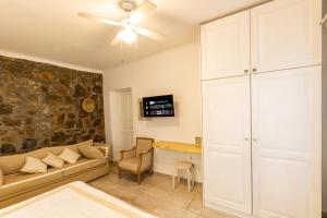 - un salon avec un canapé et une table dans l'établissement Mykonos Psarou Place, à Psarrou