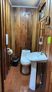 y baño con aseo y lavamanos. en Campo Azul #2 - Monteverde, en Monteverde