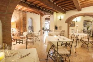 Reštaurácia alebo iné gastronomické zariadenie v ubytovaní Castello Delle Serre