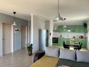 Kuchyň nebo kuchyňský kout v ubytování Coralli Pentati 1 "Dimitris Apartments"
