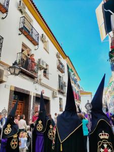 un grupo de personas vestidas con disfraces de brujas caminando por una calle en Apartamento espacioso de diseño a 3 min RENFE., en Córdoba