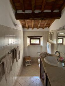 Vonios kambarys apgyvendinimo įstaigoje Casa Malù Suvereto Antica Dimora with two bedrooms