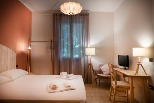 sypialnia z łóżkiem, biurkiem i komputerem w obiekcie Hotel Riviera w mieście Desenzano del Garda