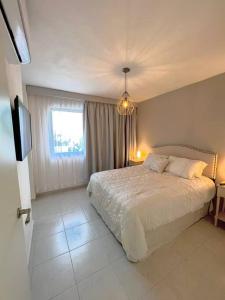 een slaapkamer met een groot bed en een raam bij Luxury Apartment with Great Location 2-A in Matamoros