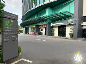 a street sign in front of a building at The Shore Hotel & Residences By Lá VISTA in Melaka