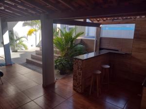 聖勞倫斯的住宿－Cantinho do Rafa，房屋内的厨房,带柜台和凳子