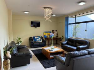 uma sala de estar com sofás e uma mesa de centro em Terwindt Hotel em Encarnación