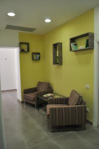 uma sala de espera com duas cadeiras e uma mesa em Il Giardinetto em Civitavecchia